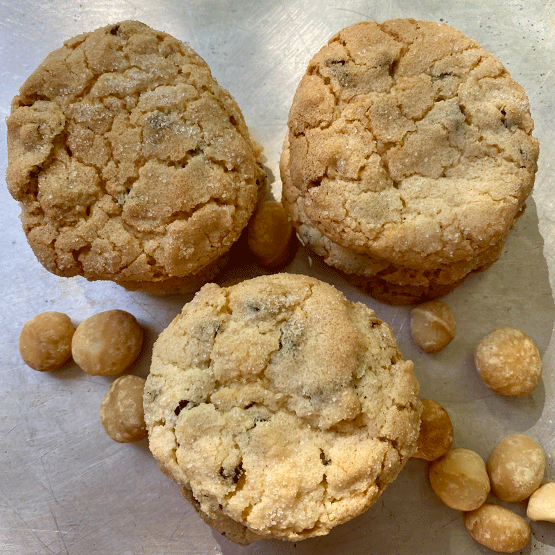 Cookies with currants and macadamia nuts